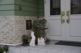 白い玄関ドアーと犬の置物